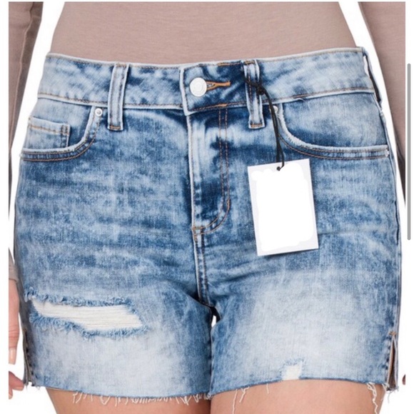 LAST PAIR: Distressed cutoff women’s denim shorts - Picture 3 of 6
